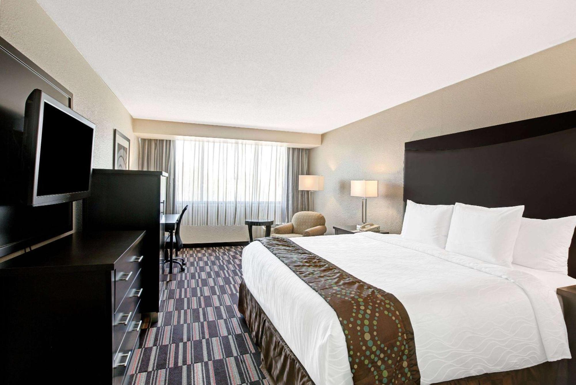 Hotel Ramada Plaza By Wyndham Charlotte South End Airport Exterior foto